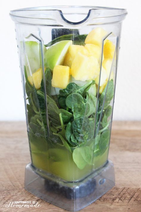 12 oz pineapple juice, 4 c baby spinach, 2 c froz pineapple chunks, 1 granny smith apple, cored and quartered, handful of ice. Combine with ice at top and blend until smooth. Green Machine Smoothie, Smoothie Kale, Smoothie Bowl Vegan, Amazing Smoothie Recipes, Vitamix Smoothies, Resep Juice, Smoothies Vegan, Resep Diet Sehat, Detox Smoothie Recipes