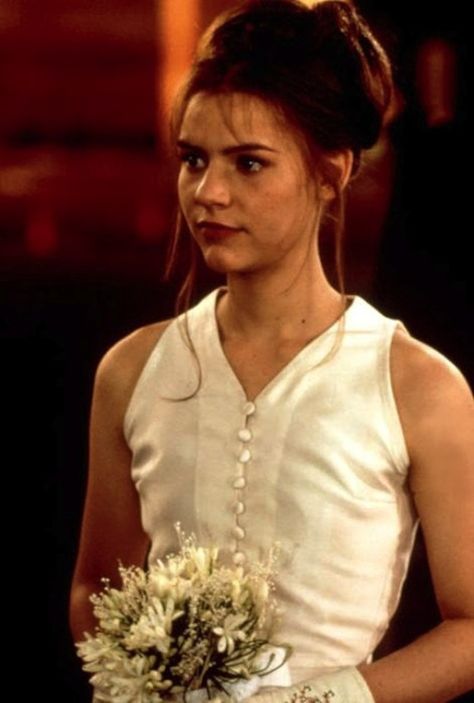 Romeo + Juliet. (1996). | 48 Of The Most Memorable Wedding Dresses From The Movies Juliet Wedding Dress, Romeo And Juliet Wedding, Romeo Juliet 1996, Juliet 1996, Romeo And Juliet, A Woman, Wedding Dress, Flowers, White