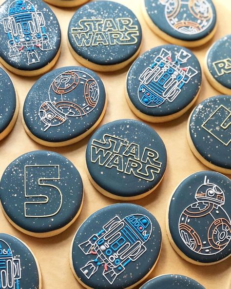 If I’m being honest, all that May 4 means to me is that Cinco de Mayo is one day away! But I am reminded today of a sweet #StarWars set I… star wars Star Wars Baking, Star Wars Cookies, Disney Desserts, Disney Cookies, Sugar Cookie Icing, Star Wars Cake, Cookie Business, Cookie Kit, Sugar Cookie Designs