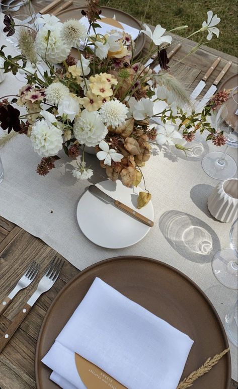 January Photoshoot, Neutral Table Setting, Friendsgiving 2023, Wedding Table Setting Ideas, Neutral Tablescape, Minimalist Centerpiece, Round Wedding Tables, Long Lunch, Wedding Ambiance