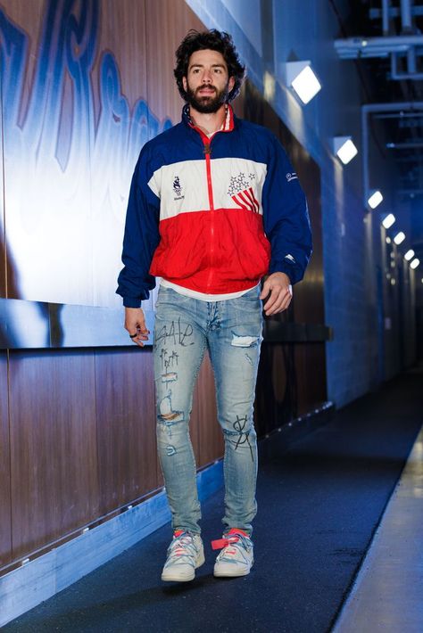 SS Dansby Swanson arrives at the clubhouse in a retro color-block Olympic hoodie, distressed jeans and sneaks. Mlb Baseball Players, Atlanta Braves Wallpaper, Brave Wallpaper, Dansby Swanson, Atlanta Braves Baseball, Drew Scott, Braves Baseball, Stylish Men Casual, Aesthetic Boy