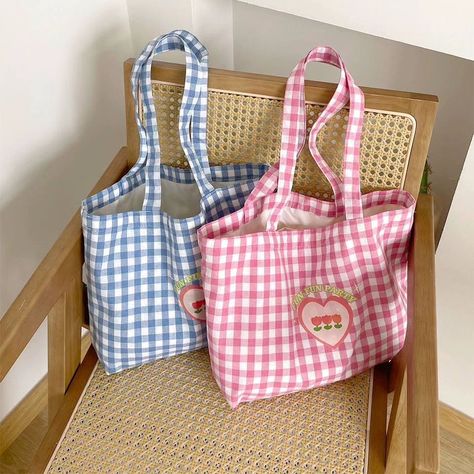 ☾⋆⁺ Tulip tote bag 🎧✧ - Price- 938 + international shipping - Shop from link - The price includes domestic shipping,customs. So before comparing our prices just know that we have included everything except international shipping beforehand. - Imported - Takes 4-7 weeks to deliver once preorders submitted . . . . #imported #koreanfashion #koreanmakeup #lipgloss #shopsmall Preppy School Bag, Tas Denim, Printed Canvas Bag, Plaid Tote Bag, Grocery Shopping Bags, Pink Tote Bags, Pink Tote, Girls Bags, Tote Purse