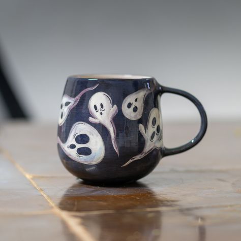 👻 Ghost Mug - The Ultimate Halloween Gift and Cute Coffee Cup! 🎃 Transform your coffee or tea ritual into a spooktacular experience with our Ghost Mug. This handmade ceramic mug is not just a vessel; it's a fun and playful addition to your Halloween celebrations. Perfect for anyone who loves a bit of whimsy in their daily routine. 🎁 Why You'll Love This Mug: Spooky and Adorable Design: Featuring a charming ghost pattern, this mug captures the fun of Halloween. Its cute yet spooky design makes Spooky Mugs Diy, Ghost Ceramic Mug, Halloween Pottery Painting Ideas, Halloween Pottery Painting, Halloween Mugs Coffee Cups, Pottery Designs Ideas, Cool Cups, Mug Ideas, Cool Coffee Mugs