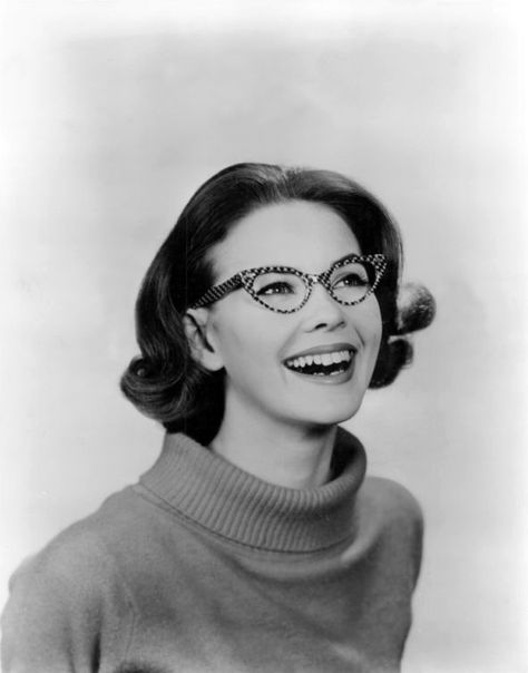 vintage 50s Glasses, 1950s Glasses, 1950s Girl, Fashion Photography Inspiration, Vintage Eyeglasses, Wearing Glasses, Vintage Eyewear, Vintage Glasses, Cat Eye Glasses