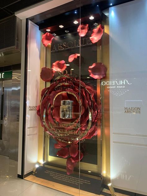 Luxury Window Display, Jewelry Shop Display, Event Advertising, Temple Design For Home, Visual Merchandising Displays, Perfume Store, Shop Window Design, Cosmetic Shop, Temple Design