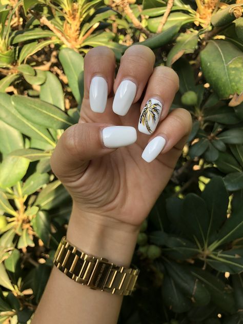 White nails & Gold palm tree Palm Tree Nails Designs, Palm Leaf Nail Design, White Nails With Palm Tree, Vacation White Nails, Gold Palm Tree Nails, White Nails Vacation, White Beach Nails Vacation, Red Tropical Nails, White Holiday Nails Summer