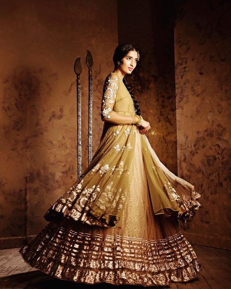 Anju Modi collection Bajirao Mastani Dress, Deewani Mastani Dress, Mastani Dress, Bajirao Mastani, Desi Clothes, Costume Collection, Indian Fashion Designers, Lehenga Designs, Fashion Attire