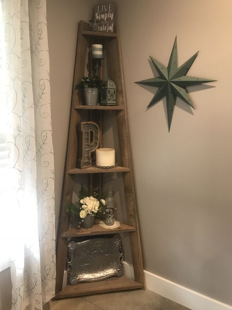 Farmhouse corner shelf decor Entry Corner Decor, Style Corner Shelf, Corner Bookshelf Decor, Farmhouse Corner Decor, Stairs Corner Decor, Corner Shelf Decor Living Room, Corner Shelf Dining Room, Farmhouse Corner Shelf Living Room, Corner Shelves Decor Ideas