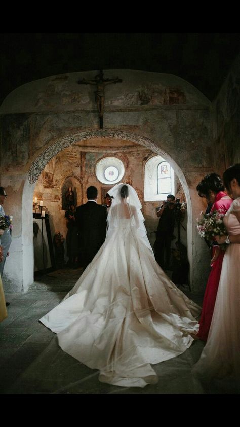 Tiny Chapel, Hispanic Wedding, Vogue Weddings, Vogue Wedding, Sparkle Wedding, A Castle, Wedding Organization, Castle Wedding, Bridal Shoot