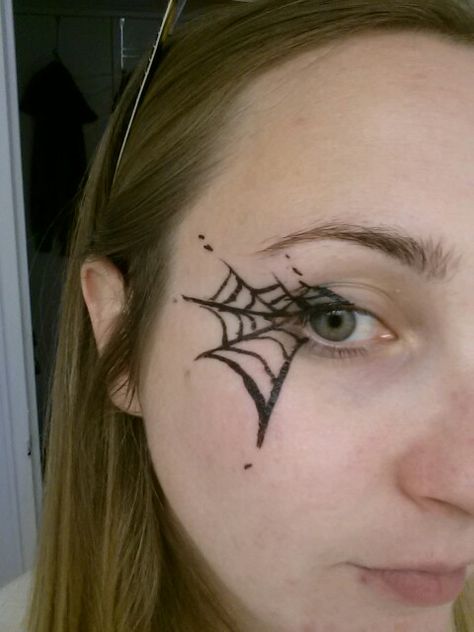 Spider web eye makeup #october #diy #eyeliner Spider Make Up Easy, Web Eye Makeup, Spider Web Eye Makeup, Web Eyeliner, Diy Eyeliner, Spider Face Painting, October Diy, Web Face, Spider Face