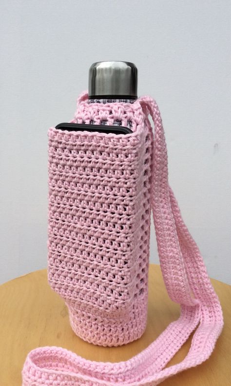 Crochet Bottle Cover, Crochet Drawstring Bag, Crochet Water Bottle Holder, Diy Water Bottle, Crochet Case, Bottle Covers, Quick Crochet Patterns, Crochet Bag Pattern Free, Crochet Earrings Pattern