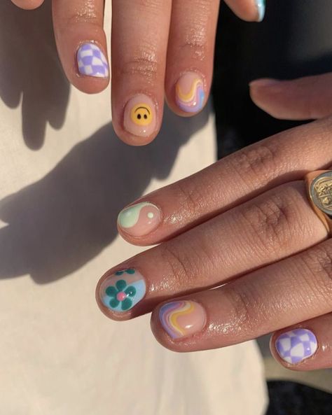 Abstract Gel Nails Short, Abstract Gel Nail Art, Funky Natural Nails, Short Abstract Nail Designs, Spring Abstract Nails, Toe Nail Art For Summer, Nail Art For Summer, Foot Nail Art, Art For Summer