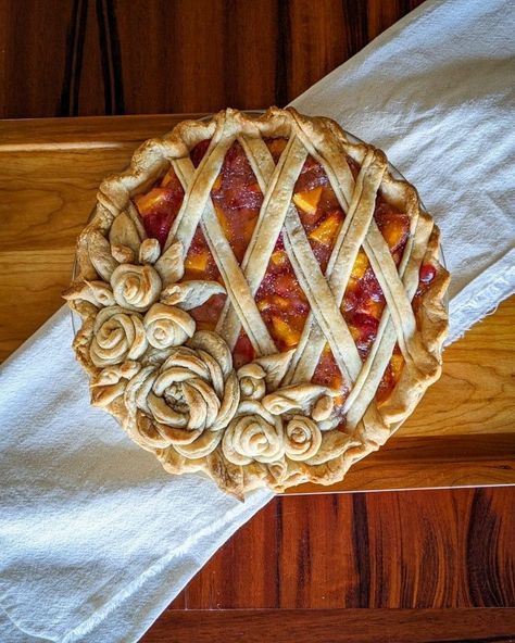 Cute Pie Decorations, Colored Pie Crust, Pie Decoration Ideas, Thanksgiving Pie Crust Designs, Apple Pie Decoration, Decorative Pies, Decorative Pie Crusts, Beautiful Pastries, Creative Pie Crust