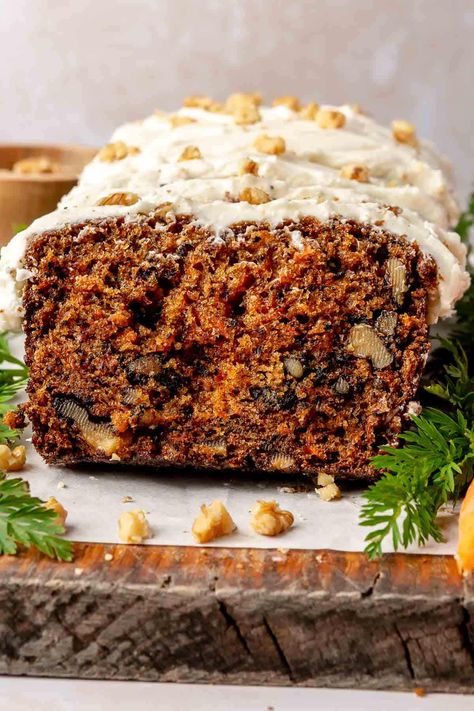 Carrot Cake Loaf Banana Bread With Cinnamon, Carrot Cake Banana Bread, Cake Banana Bread, Carrot Banana Cake, Healthy Carrot Cake, Resep Brownies, Cake Banana, Cinnamon Cream Cheese, Healthy Carrot Cakes