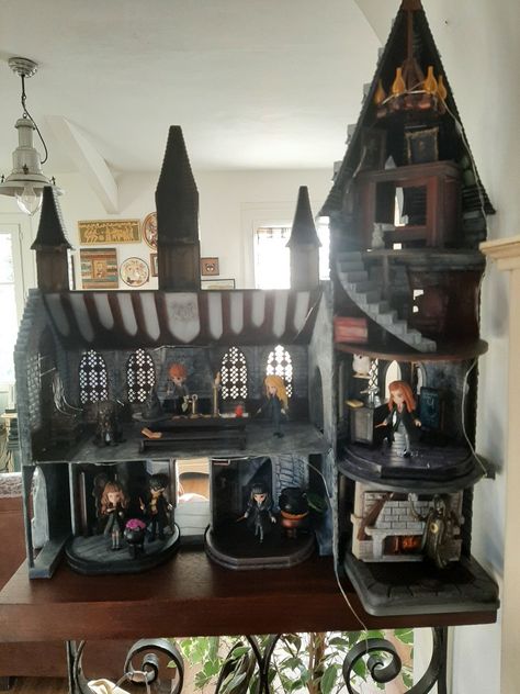 Harry Potter Dollhouse Diy, Diy Haunted Dollhouse Ideas, Diy Minatures, Harry Potter Store, Castle Dollhouse, Harry Potter Places, Harry Potter Castle, Harry Potter Miniatures, Harry Potter Bedroom