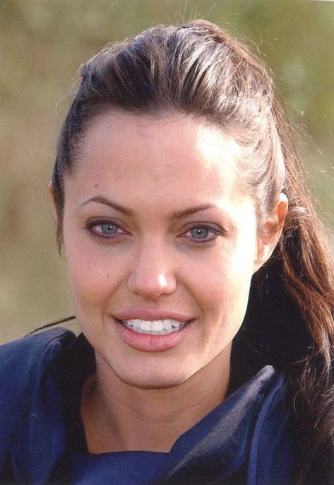 that smile Angelina Jolie Quotes, Angelina Jolie Young, Angelina Jolie Tattoo, John Voight, Celebrities Without Makeup, Angelina Jolie 90s, Angelina Jolie Makeup, Angelina Jolie Maleficent, Celebs Without Makeup