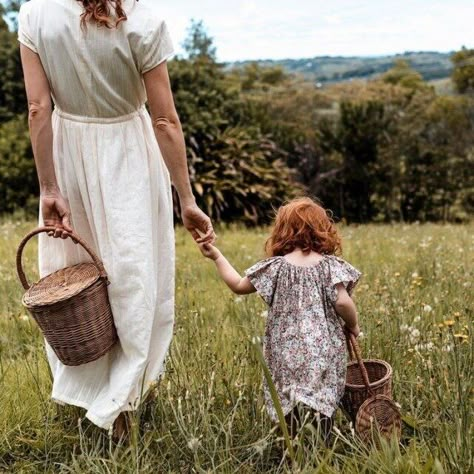 French Country Side, Apple Basket, Fulton Sheen, Olli Ella, Apple Baskets, Fruit Picking, Nature Baby Shower, Foto Baby, Woven Baskets