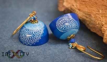 Polymer Clay Jhumkas, Painted Jhumkas, Terracotta Earings, Quilling Earrings Jhumkas, Quilling Jhumkas, Diy Jewelry Videos, Quilling Flower Designs, Terracotta Jewellery Making, Paper Quilling Earrings