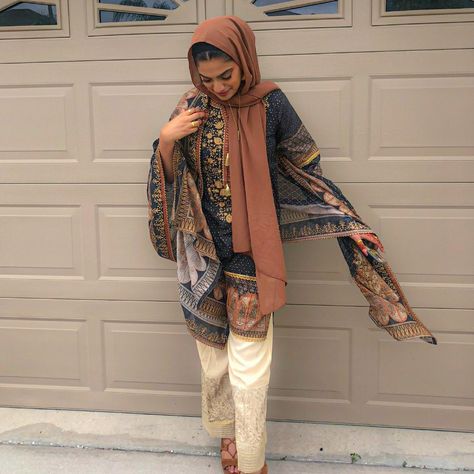 Desi + pakistani + modest + style + outfit inspo + fashio Modest Pakistani Outfits, Desi Fits With Hijab, Pakistani Hijabi Outfit, Hijab With Pakistani Outfit, Hijab Desi Outfit, Hijab Pakistani Outfit, Desi Hijabi Outfits, Hijab Modest Outfits, Desi Hijabi