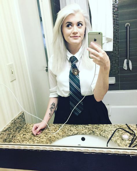 Fem!Draco Malfoy Draco Costume, Fem Draco Malfoy, Halloween Work Outfit, Slytherin Cosplay, Slytherin Costume, Harry Potter Friends, Harry Potter Hogwarts Houses, Harry Potte, Harry Potter Cosplay