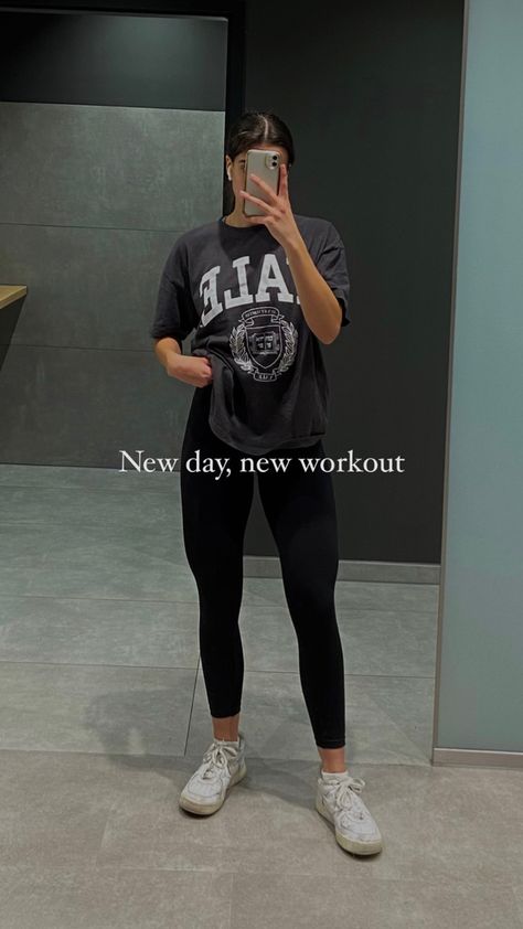 First Day Gym Instagram Story, Snapchat Gym Story, How To Take Gym Pics, Leg Day Instagram Story, Workout Posts Instagram, Gym Selfie Ideas, Gym Pics Ideas, Instagram Fitness Post Ideas, Gym Time Insta Story