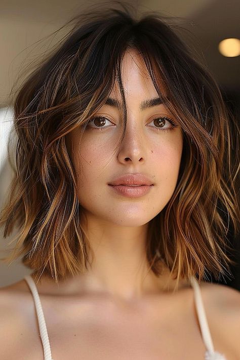 A wavy long bob with face-framing curtain bangs and balayage coloring creates a relaxed bohemian look. Lob For Thick Hair, Wavy Long Bob, Haircut Thick Wavy Hair, Styles For Short Hair, Thick Wavy Hair, Braids Styles, Long Bob Haircuts, Professional Tips, Light Hair Color