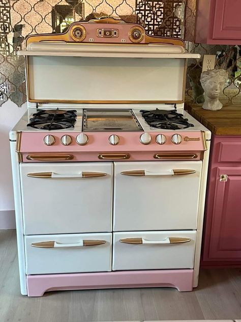 Model 855 (re-enameled) Victorian House Aesthetic, Kitchen Stove Ideas, Pink House Ideas, 1800s Kitchen, Pink Appliances, Vintage Pink Kitchen, Retro Stoves, Antique Kitchen Stoves, Retro Stove