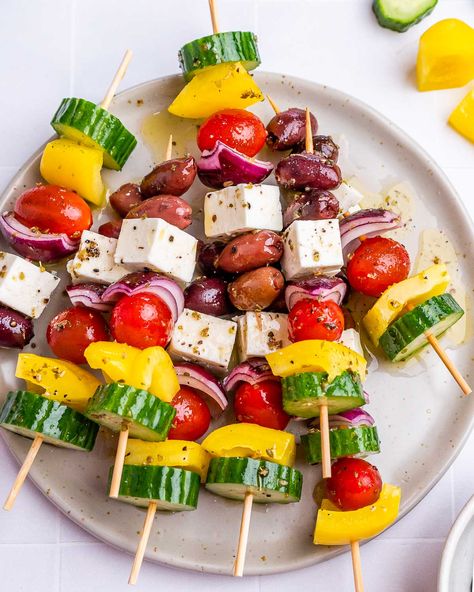 Greek Salad Party Skewers Yellow Main Dish, Greek Salad Skewers, Rainbow Fruit Skewers, Homemade Greek Dressing, Strawberry Salsa, Side Salad Recipes, Clean Eating Challenge, Quick And Easy Appetizers, Clean Food Crush