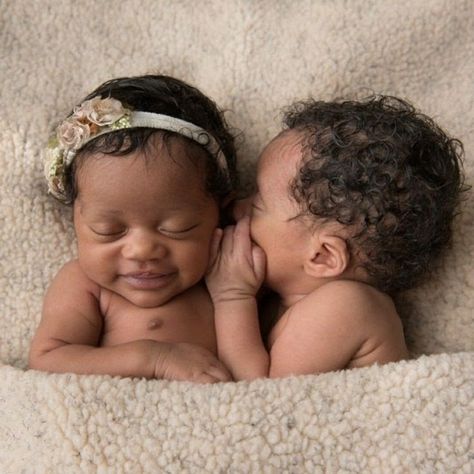 Mom And Twins Photography, Family Studio Pictures, Mom And Twins, Twin Babies Pictures, Newborn Twin Photos, Sibling Photo Ideas, Twins Photography, Newborn Black Babies, Twins Newborn