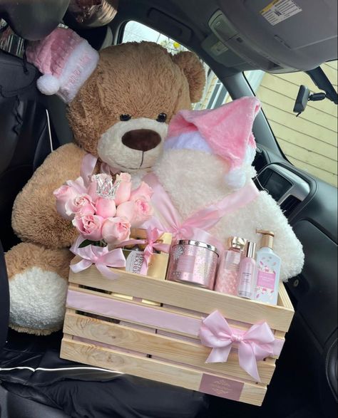 Quince Gift Ideas, Birthday Shopping Spree, Birthday Gifts For Girlfriend Ideas, Quince Gifts, Birthday Baskets, Pink Gift Basket, Girl Gift Baskets, Valentine Baskets, Birthday Basket