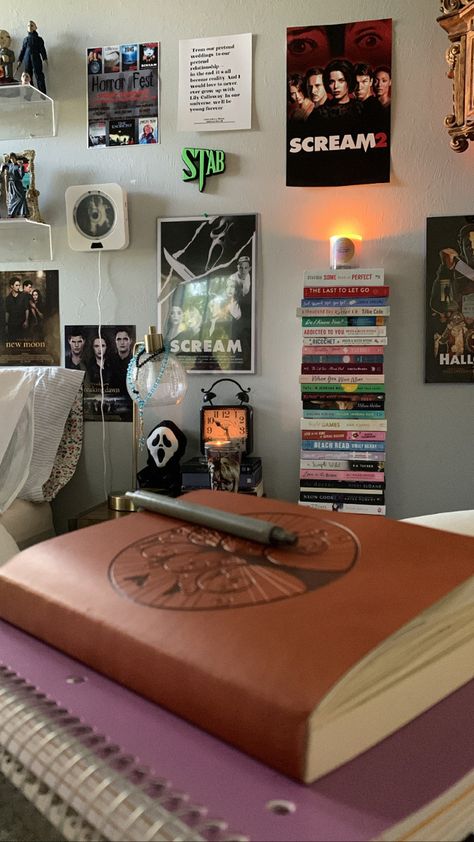 Horror Movies Bedroom, Scream Room Aesthetic, Scream Themed Room, Scream Themed Bedrooms, Scream Room Decor, Scream Decor, Horror Bedroom Aesthetic, Horror Movie Room Decor, Horror Room Aesthetic