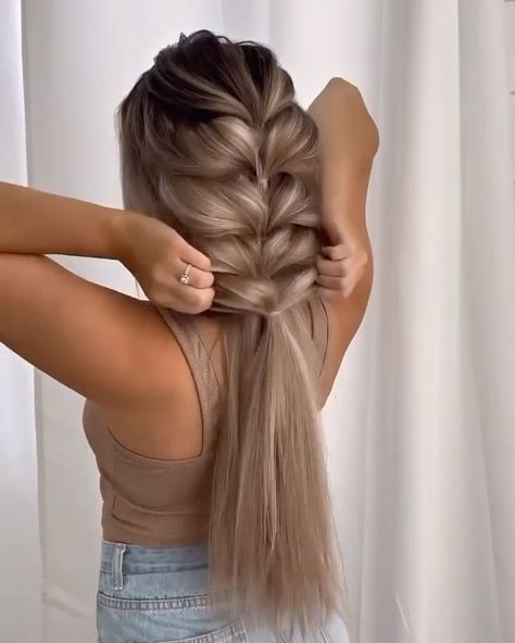 Hair Videos 🪐 | Quick & Easy Everyday Bun 💛 Credit @knot_me_pretty . . . . #bun #bunhair #bunhairstyle #hairbun #everydayhair #everydayhairstyle… | Instagram Braids For The Summer, Medium Hairs, Hair Style Vedio, Bubble Braids, Easy Hair Updos, Hair Tips Video, Hairdos For Short Hair, Hair Advice, Front Hair Styles