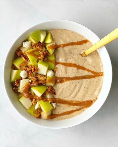 Apple Smoothie Bowl, Lunch Ideas For Guests, Caramel Apple Smoothie, Date Caramel, Apple Smoothie, Non Dairy Milk, Lunch Bowl, Easy Party Food, Natural Yogurt