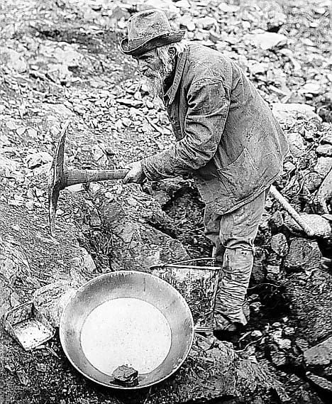 21 Photos Delivering The Visual History of the Klondike Gold Rush Alaska Homestead, Irish Village, Characters References, Klondike Gold Rush, California Gold Rush, Panning For Gold, Gold Miners, Reference Board, Gold Prospecting