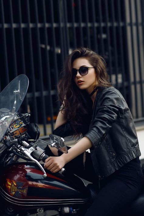 Photoshoot Motorcycle, Zombie Names, Motorcycle Photo Shoot, Girl Riding Motorcycle, Female Motorcycle Riders, Biker Photography, Biker Photoshoot, Bike Photoshoot, Instagram Dp