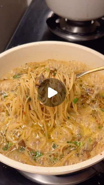 Butter Mushroom Pasta, Easy Meals Dinner, Pasta Mushroom, Pasta Garlic, Garlic Butter Mushrooms, Garlic Spaghetti, Creamy Mushroom Pasta, Pasta Easy, Meals Dinner