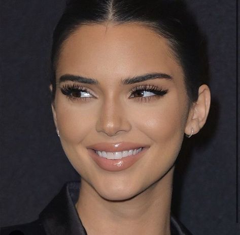 Kendall Jenner Eyes, Kendall Jenner Eyebrows, Kendall Jenner Face, Kendall Jenner Makeup, Wedding Hairstyles And Makeup, Natural Prom Makeup, Light Makeup Looks, Jenner Makeup, Nude Makeup