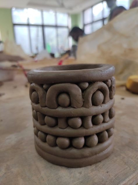 Coil Pattern Ceramics, Coil Pottery Ideas Projects, Beginner Coil Pottery, Types Of Coils Clay, Coil Vessels Ceramics Ideas, Blended Coil Pot, Ceramics Coil Vase, Coil Mug Ceramics Ideas, Coiling Clay Sculpture