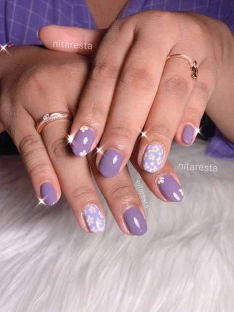 Lilac Gel Nail Designs, Lilac Nail Art, Style Small Apartment, Lilac Nail Polish, Barang Aesthetic, Living Dining Room Ideas, Nail Stamp Kit, Nail 2023, Purple Nail Art