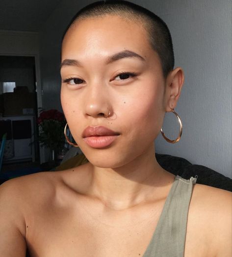 Bald Women Aesthetic, Buzz Cut Women Round Face, Bald Baddie, Bald Women Fashion, Head Aesthetic, Urban Fits, Crown Inspiration, Fade Haircut Women, Buzzed Hair Women