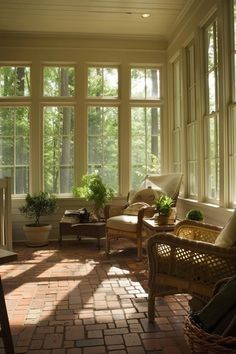 French Sunroom, Cozy Sunroom Decorating Ideas, Tiny Sunroom, Hermit House, Sunroom Interior, Indoor Sunroom Ideas, Sunporch Ideas, House Sunroom, Sunroom Dining Room