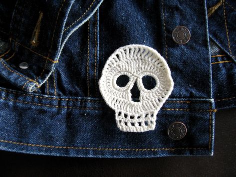 Crochet a Simple Skull Lapel Pin | KnitHacker Day Of The Dead Crochet, Creepy Crochet, Motif Kait, Simple Skull, Crochet Garland, Crochet Skull, Knit Picks, Crochet Applique, Love Crochet