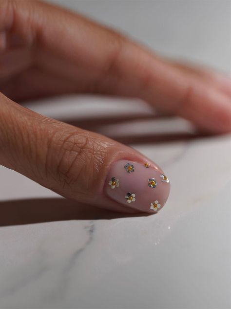 21 Floral Nail Designs That Are On-Trend for 2024 | Who What Wear Bridal Manicure, May Nails, Floral Nail Designs, Minimal Nails, Her Nails, Nail Jewelry, Beauty Queen, Minimalist Nails, Funky Nails