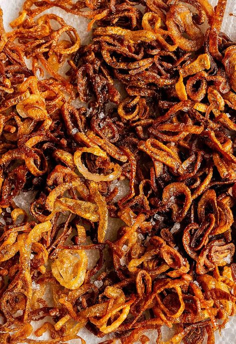 How-To: Crispy Fried Shallots Fried Shallots Crispy, Recipes With Shallots, Shallots Recipe, Shallot Recipes, Tried And True Recipes, Crispy Shallots, Veggie Meals, Fried Shallots, Garlic Fries