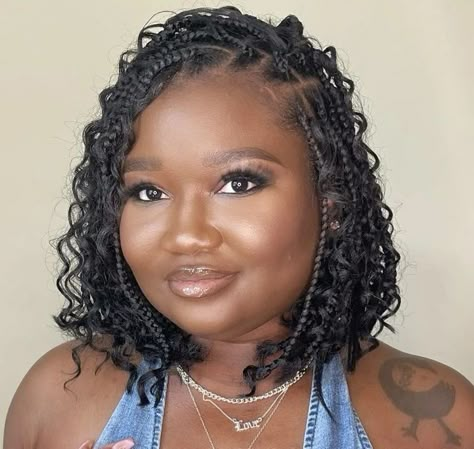 Braid Styles For Summer 2023, Goddess Knotless Box Braids Short, Crochet Braid Styles 2023, Dreds Locs Black Women Crochet, Short Twistout Hairstyles, Short Bob Crochet Hairstyles, Short Crotchet Braids Crochet, Older Woman Braid Styles Black, Box Braid Bob With Curls