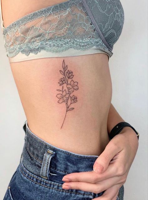 Side Floral Tattoos Women, Ribcage Tattoos For Women Flower, Flower Side Rib Tattoo, Bouquet Tattoo On Ribs, Bouquet Rib Tattoo, Rib Floral Tattoo, Flower Ribcage Tattoo, Flower Tattoo Ribcage, Flower Bouquet Tattoo Ribs