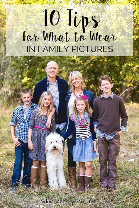 Tips for What to Wear in family pictures. Take the stress out of what to wear with these great tips. |Family Photos Family Pictures What To Wear, Family Photo Outfits Winter, Family Photos What To Wear, Family Portrait Outfits, Family Photo Colors, Fall Family Photo Outfits, Foto Transfer, Fall Family Pictures, Family Photo Pose