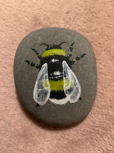 Bumble Bee Rock Painting, Bug Painted Rocks, Bee Rock Painting, Painting Bees, Bee Rocks, Slate Art, Circle Canvas, Diy Rock Art, Bee Illustration