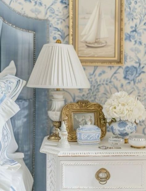 Light Blue Gold Bedroom, Grandmillenial Style Bedrooms, Southern Apartment Decor, Toile Bedroom Ideas, Blue Gold Room, Symmetrical Bedroom, Southern Living Bedroom, Grand Millennial Bedroom, Blue Floral Bedroom