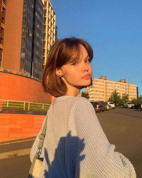 60s Bangs Short Hair, Short Brown Hair With Bangs, Coffin Ombre, Aesthetic Natural, Nail Tape, Hair Inspiration Short, Shoulder Hair, Shot Hair Styles, Haircuts Straight Hair